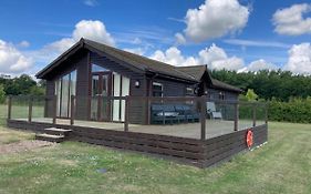 Lakeside Cabin Set In The Kentish Countryside